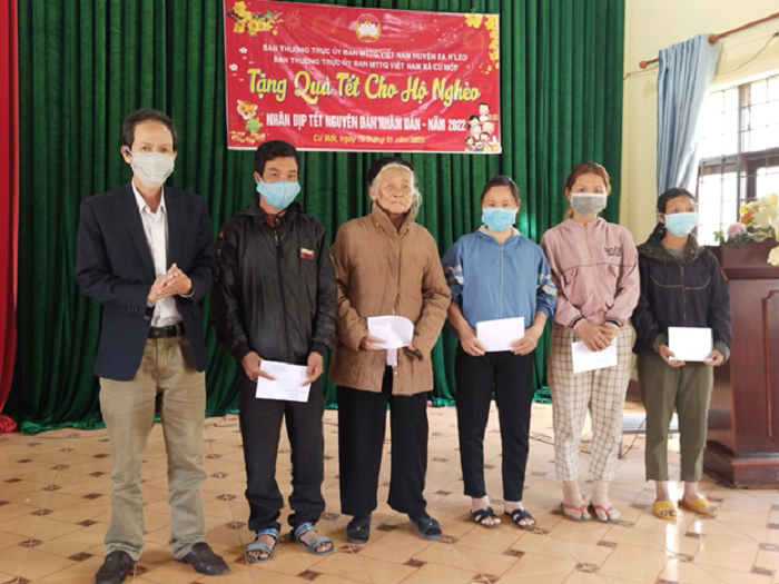 Uỷ ban MTTQ Việt Nam huyện Ea H’leo trao quà tết cho hộ nghèo trên địa bàn xã Cư Mốt